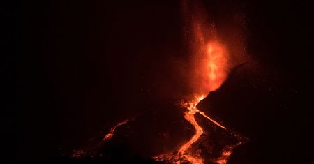 Hiszpania. Cumbre Vieja wciąż szaleje, oglądaj erupcję wulkanu na żywo