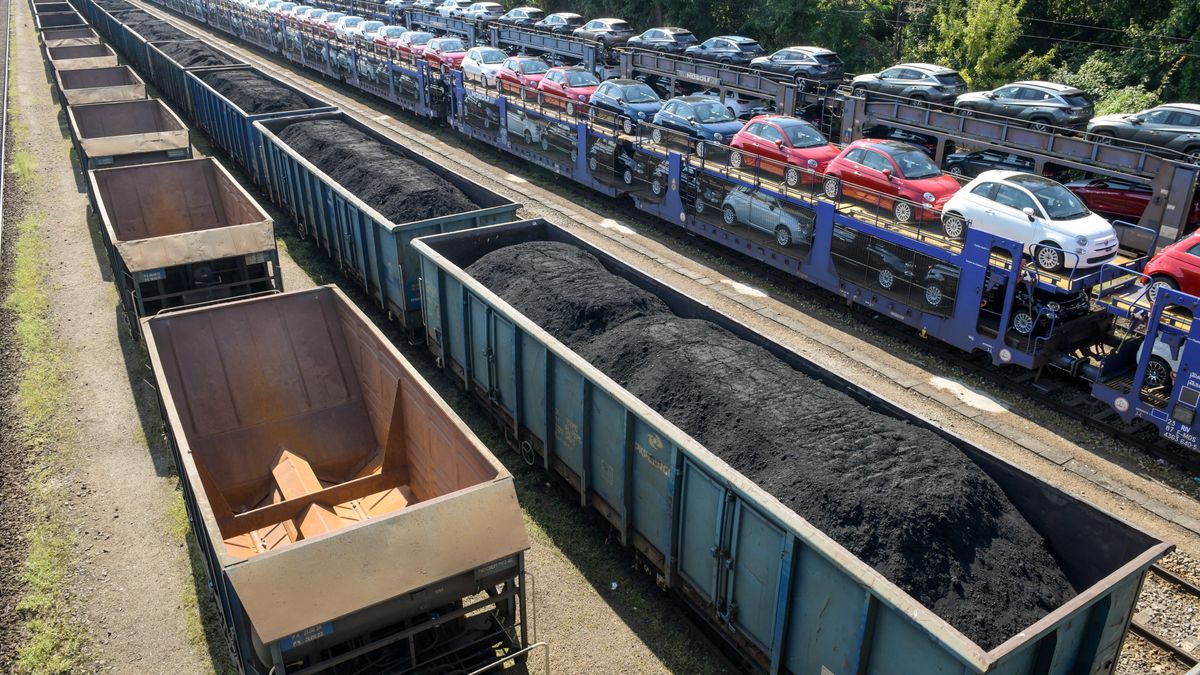 Kolejowy transport mialu weglowego we Wroclawiu
05.09.2022 Wroclaw , ulica Brochowska . Kolejowy transport mialu weglowego .
Fot. Tomasz Pietrzyk / Agencja Wyborcza.pl
Fot. Tomasz Pietrzyk / Agencja Wyborcza.pl
mial weglowy, wegiel kamienny, paliwo kopalne, paliwa kopalne, energetyka, kolej transport wegla, pkp cargo, weglarka, zanieczyszczenie powietrza, wagon, kolej, przewoz, mial, weglowy, wegiel, opal