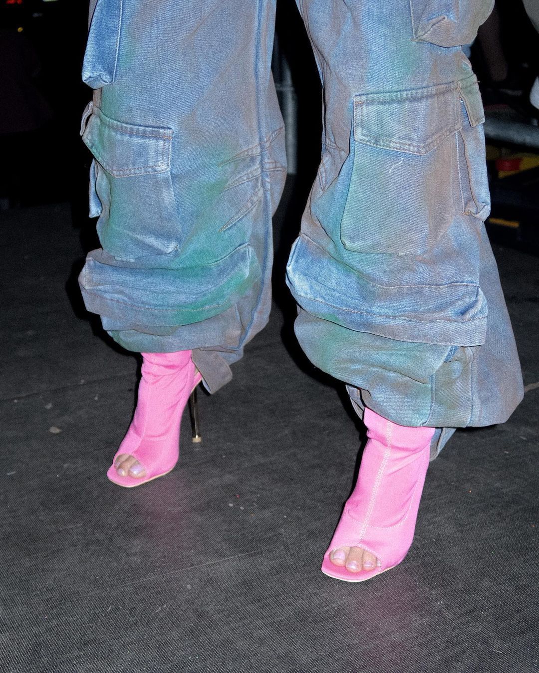 Maja Hyży w różowych butach z elastycznego spandexu