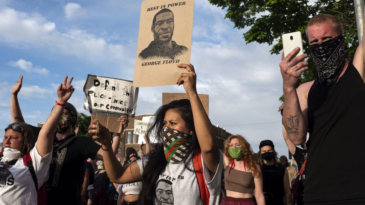 Nie żyje George Floyd. Jego śmierć rozwścieczyła tłumy