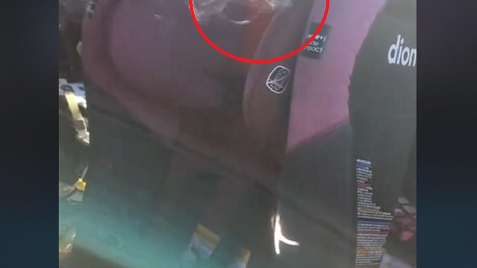 Posadziła dziecko w foteliku samochodowym