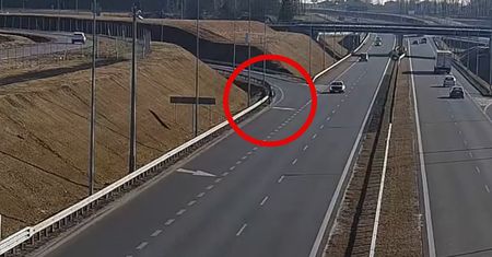Sceny na S19. Ludzie łapią się za głowy