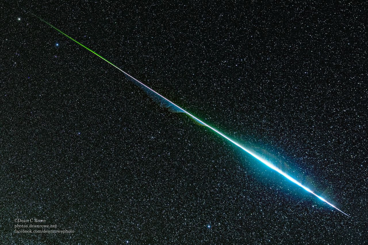 Meteor mieni się różnymi kolorami. Niezwykłe zdjęcie spadającej gwiazdy