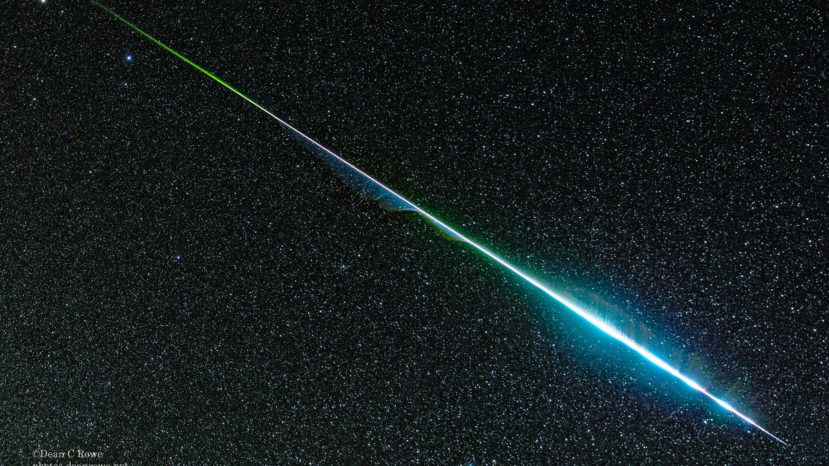 Meteor mieni się różnymi kolorami. Niezwykłe zdjęcie spadającej gwiazdy 1