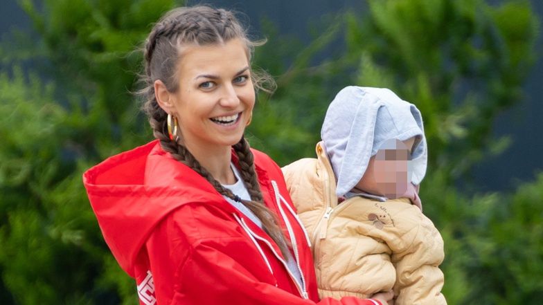 Anna Lewandowska na zgrupowaniu kadry ogląda z Laurą bańki mydlane 