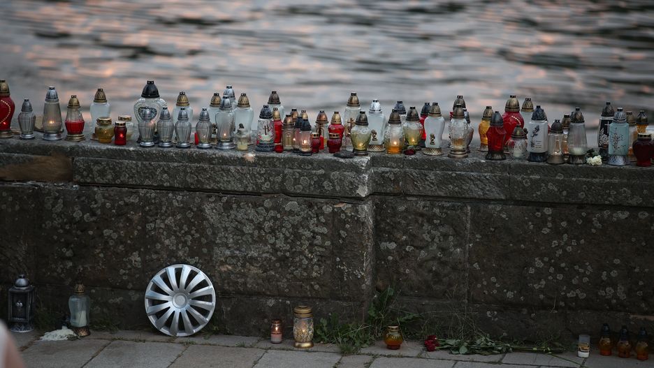 Znicze w miejscu wypadku przy moście Dębnickim w Krakowie