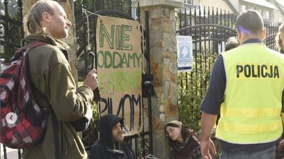 Aktywiści z Inicjatywy Dzikie Karpaty przykuli się do bramy. Walczą o lasy