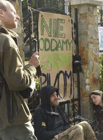 Aktywiści z Inicjatywy Dzikie Karpaty przykuli się do bramy. Walczą o lasy