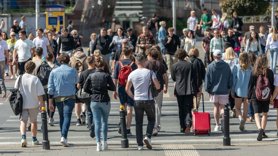 Stock Arkadiusz Zi�?ek
Fot. Arkadiusz Ziolek/East News. Warszawa. n/z Ludzie idacy na zielonym swietle przez przejscie dla pieszych.
ARKADIUSZ ZIOLEK