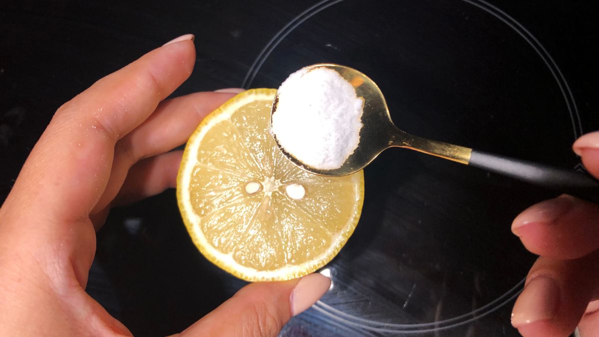 Cytryna z sodą oczyszczoną pomogą ci wyczyścić kuchenną płytę