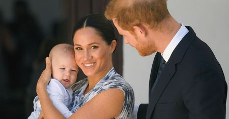Meghan i Harry mają problem z synkiem? Archie zaczął chodzić na terapię
