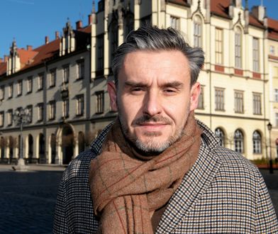 Pojechał na wakacje służbowym autem. Tak zarabiał w państwowym instytucie