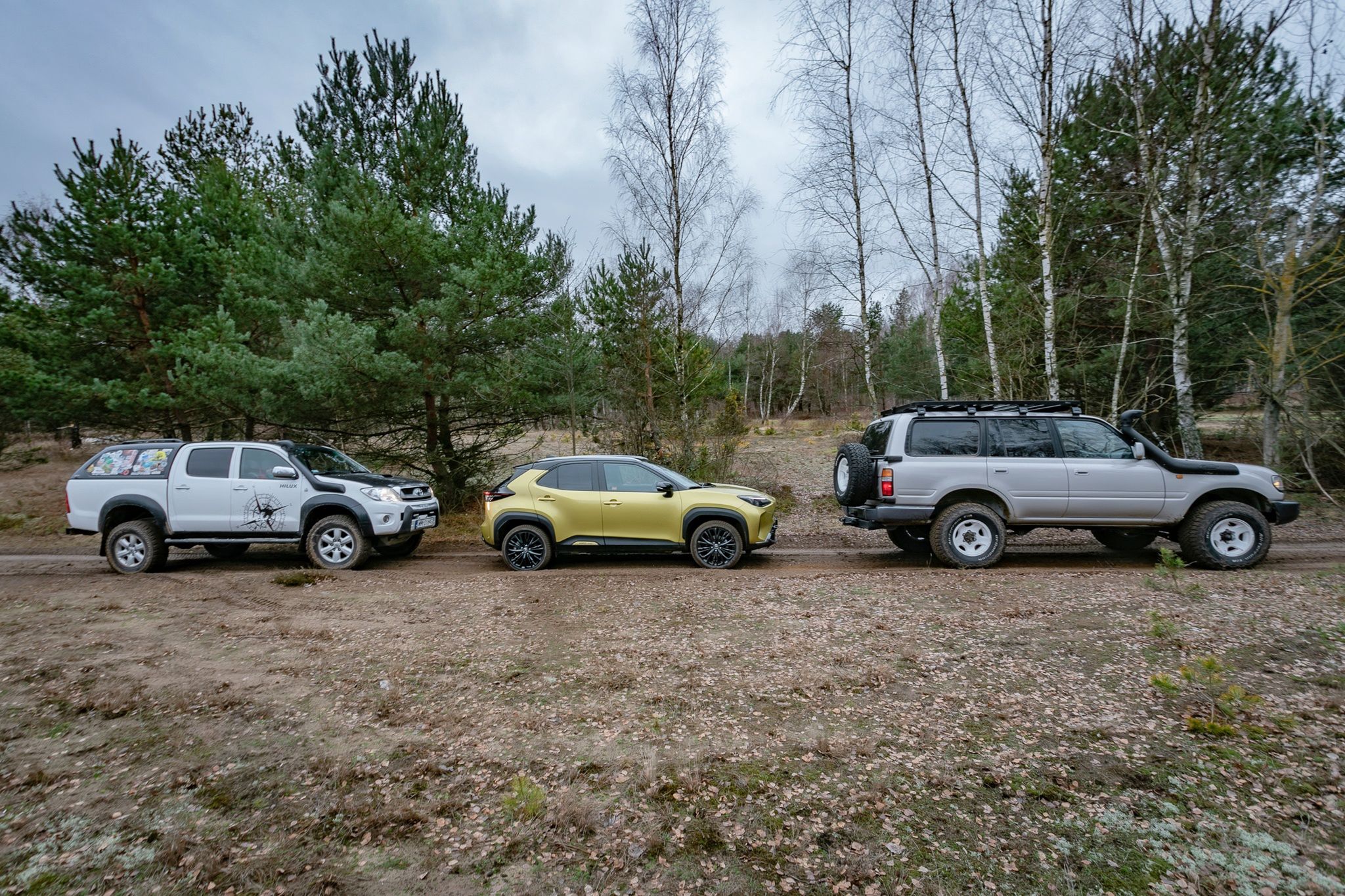 Toyota Yaris Cross w otoczeniu terenowych legend wygląda zabawnie