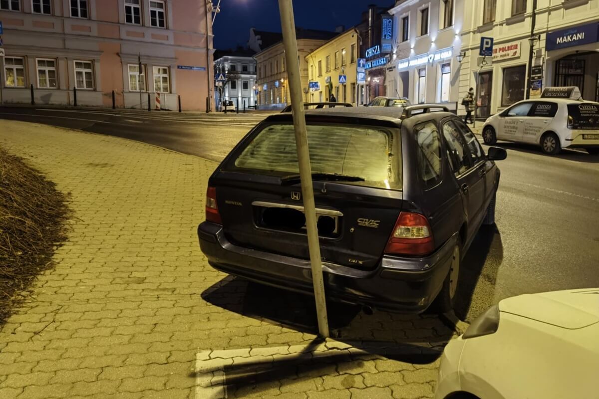 Zaparkowany samochód stoczył się na ul. Świętoduskiej