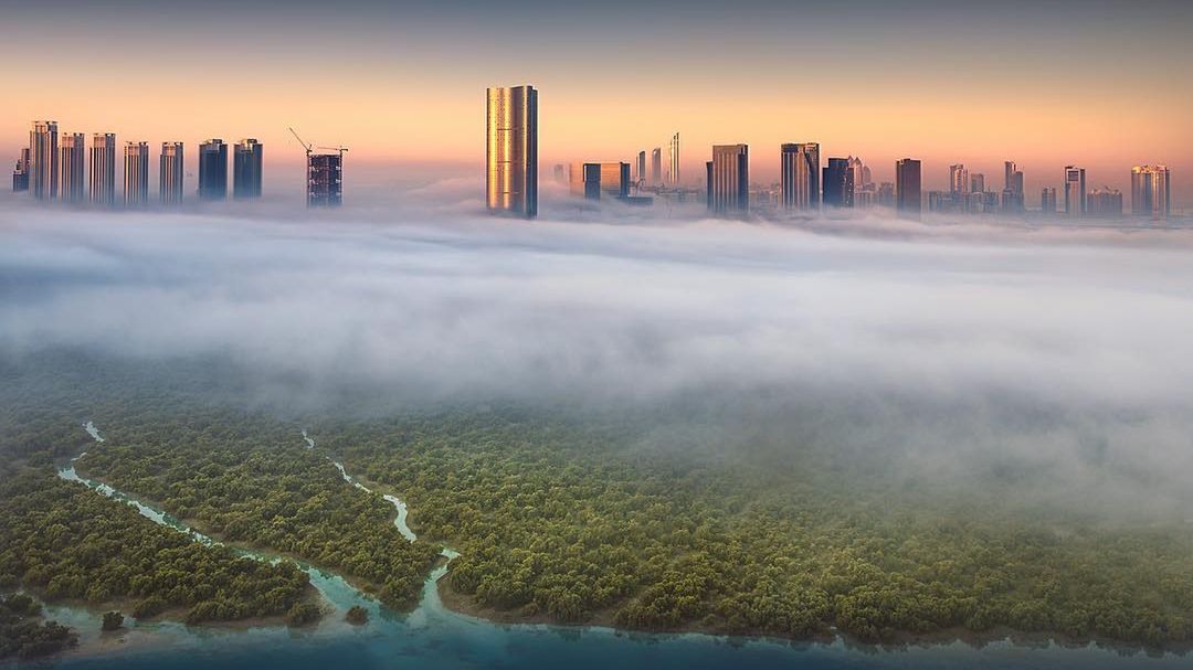 Zachwycające miasto okryte mgłą. Zobacz wspaniałe zdjęcia Abu Zabi 1