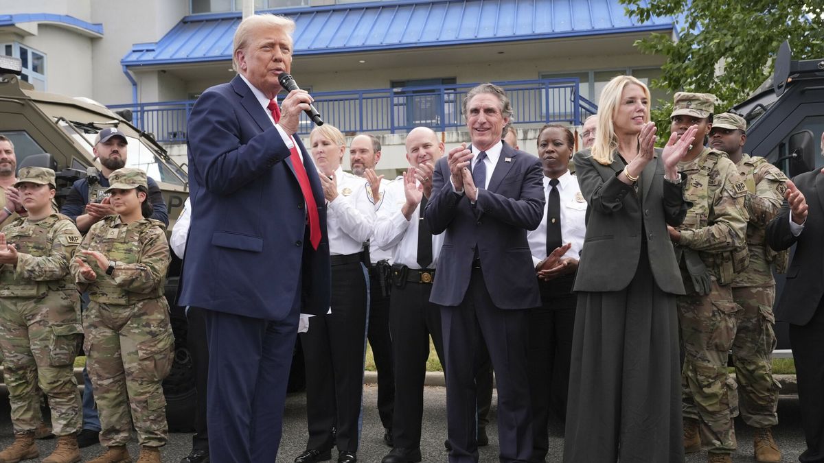Temporary
President Donald Trump speaks with members of law enforcement and National Guard soldiers, Thursday, Aug. 21, 2025, in Washington, as Interior Secretary Doug Burgum and Attorney General Pam Bondi listen. (AP Photo/Jacquelyn Martin)
Jacquelyn Martin