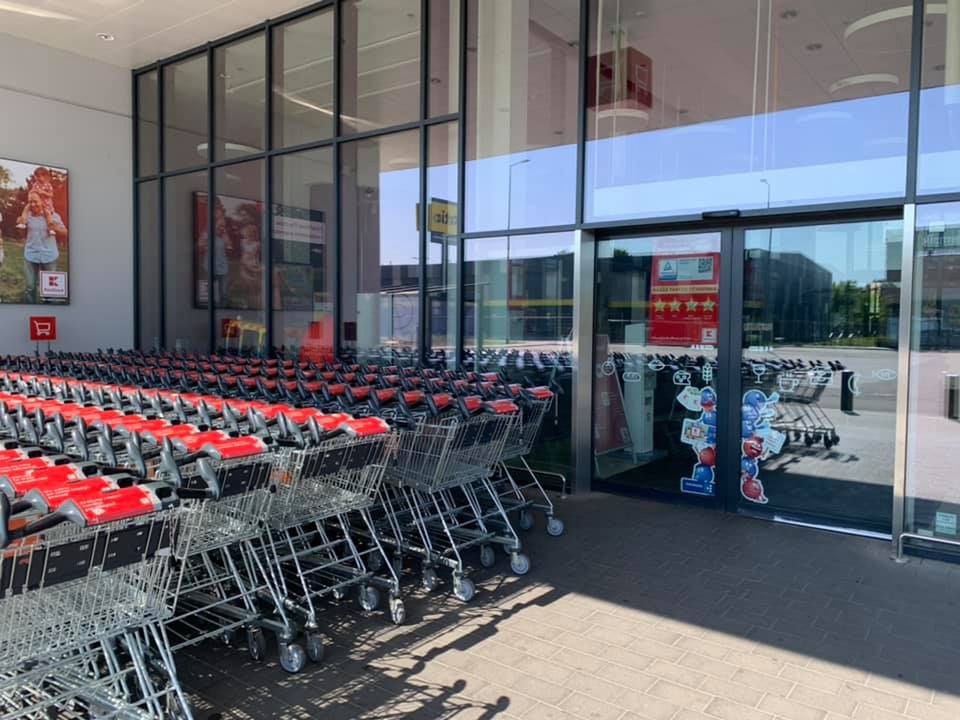 Zakaz handlu w niedzielę; handel; sklep; wózki; Kaufland; zamknięty sklep; niedziela niehandlowa