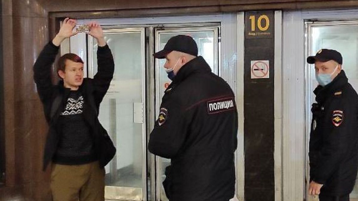 Protestujący z kartą bankową 