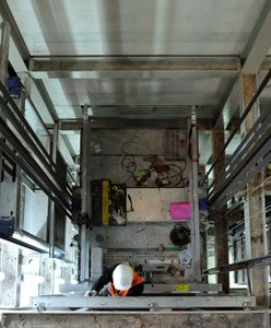 Lubelskie. Tragiczny wypadek. Elektryk wpadł do szybu windy