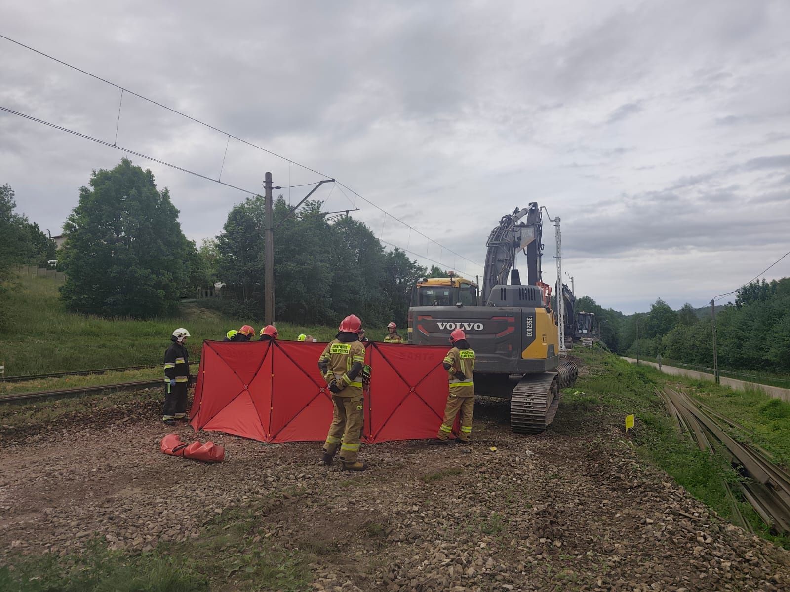 Ciężko ranny operator koparki zabrany przez LPR