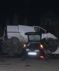 Pijany kierowca potrącił pieszą i uderzył w stojące samochody. Kobieta nie miała szans