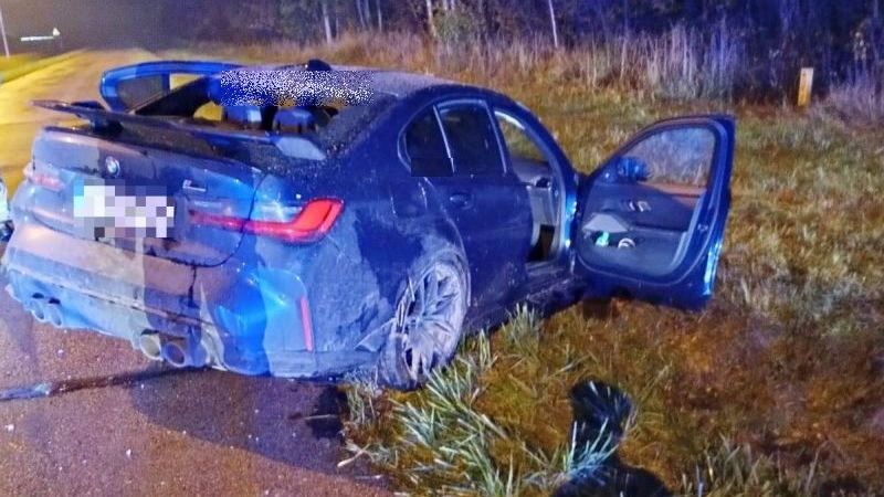 Kierowca uderzył w wiatę, a nastepnie wjechał do rowu