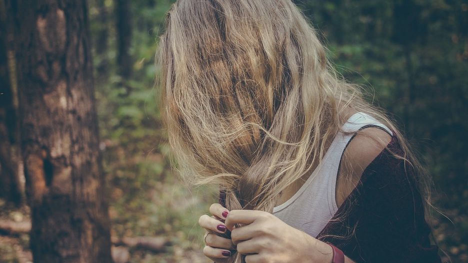 dziewczyna w naturalnym kolorze włosów