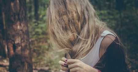 Kolor włosów 2020. Postaw na Undone Blonde, czyli inspirowany naturalnym wyglądem odcień