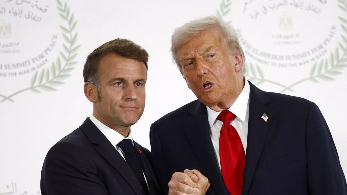 Szczyt pokojowy w Egipcie
TOPSHOT - French President Emmanuel Macron (L) and US President Donald Trump (R) shake hands at the Gaza Peace Summit in Sharm El-Sheikh, Egypt, on October 13, 2025. The summit, co-chaired by US President Donald Trump and Egypt's Abdel Fattah al-Sisi, will see more than 20 leaders gather to mark the Gaza ceasefire and the return of Israeli hostages in exchange for Palestinian detainees. (Photo by Yoan VALAT / POOL / AFP)
YOAN VALAT