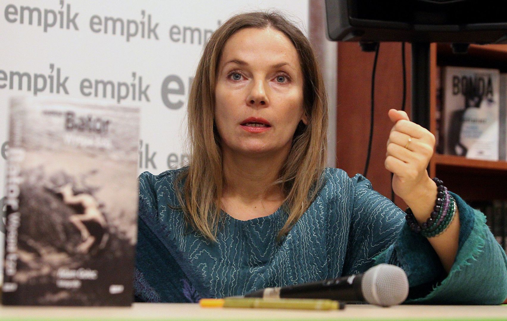 NIEDZIELA 29 CZERWCADom Liter. Centrum Literatury i Pisma:10.00: Miasto dzieci: „Bez kitu” – spotkanie z Marią Strzelecką. Prowadzenie: Joanna Rusinek11.00: Miasto dzieci: „Ale heca, posłuchajcie!” – warsztaty z Zosią Dzierżawską inspirowane „Wielką Księgą Klary” Marcina Wichy. Prowadzenie: Joanna Rusinek12.15: „Z punktu widzenia ziemniaka” – wystawa + spotkanie z Filipem Zawadą. Prowadzenie: Monika Grabarek13.30: „Ludzie nieznaczni. Taktyki przetrwania” – spotkanie z Agnieszką Daukszą. Prowadzenie: Michał Nogaś14.45: „Przedwojnie i powojnie w książkach: «Polska sprawa Dreyfusa. Kto próbował zabić prezydenta» i «Nie koniec, nie początek. Powojenne wybory polskich Żydów»” – spotkanie z Grzegorzem Gaudenem i Anną Bikont. Prowadzenie: Wojciech Szot16.00: „W moje strony. Trzy wyprawy w stronę wyobraźni, współczucia i troski” – spotkanie z Joanną Bator. Prowadzenie: Emilia Walczak
