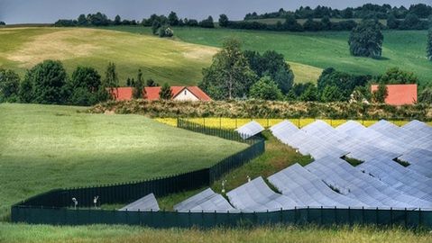 Fragment farmy fotowoltaicznej na Dolnym Śląsku