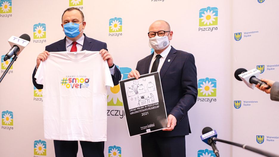 Śląskie. Umowę na unijne dofinansowanie programu Stop Smog odebrał burmistrz Pszczyny Dariusz Skrobol (z prawej).