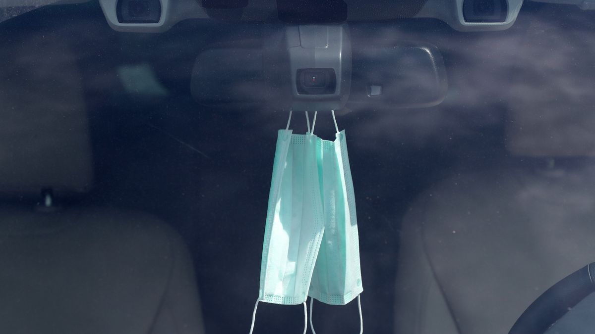 Może niekoniecznie tak, ale trzymana w schowku, w foliowej torebce maseczka zawsze może sie przydać.