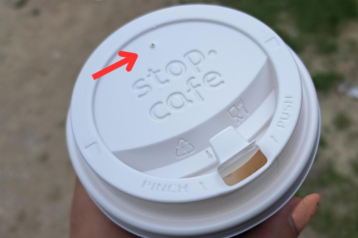 Zauważyłeś małą dziurkę w pokrywce od kubka z kawą? Większość nie wie, do czego służy