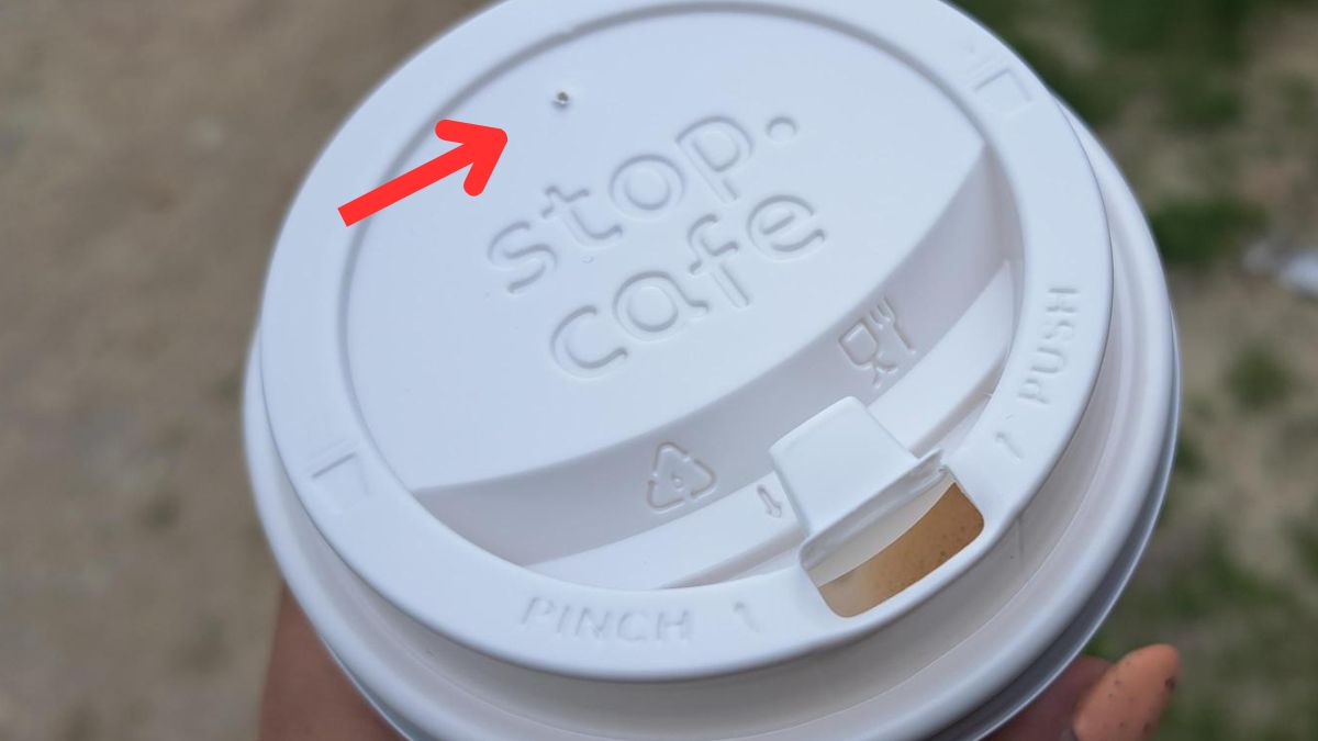 Zauważyłeś małą dziurkę w pokrywce od kubka z kawą? Większość nie wie, do czego służy