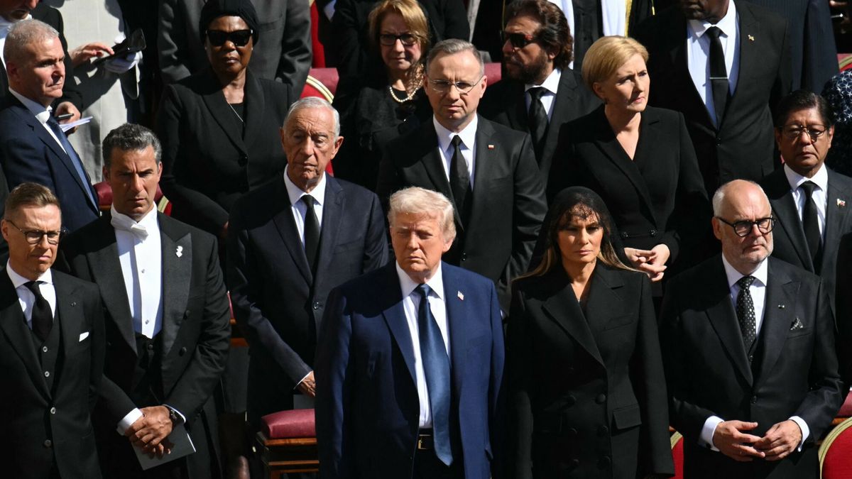 Pogrzeb papie?a Franciszka
US President Donald Trump (C) and First Lady Melania Trump (C/R) stand alongside leaders including France's President Emmanuel Macron (L) and Finland's President Alexander Stubb (2L) as they attend the late Pope Francis' funeral ceremony at St Peter's Square at the Vatican on April 26, 2025. (Photo by Mandel NGAN / AFP)
MANDEL NGAN