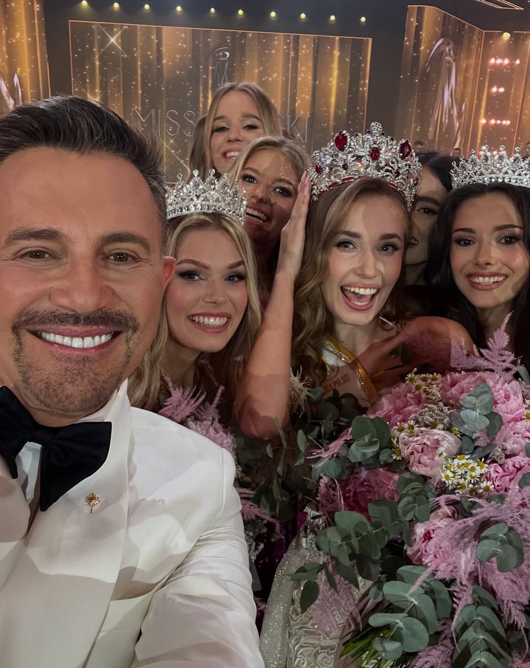 Krzysztof Ibisz z Oliwią Mikulską i resztą finalistek Miss Polsk