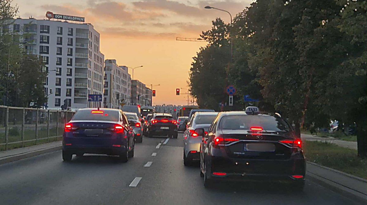 Warszawa: Zmiana organizacji ruchu sparaliżowała skrzyżowanie