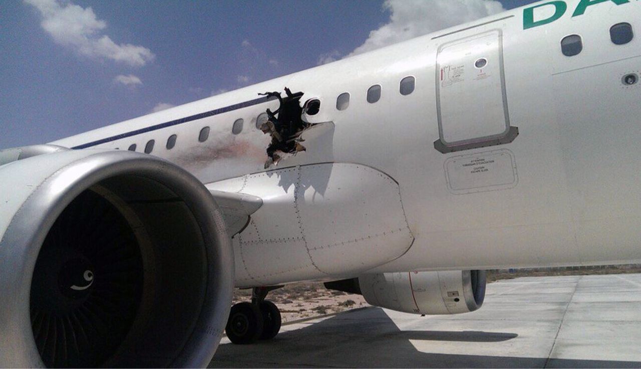 Wybuch wyrwał dziurę w A321. Pilot cudem wylądował