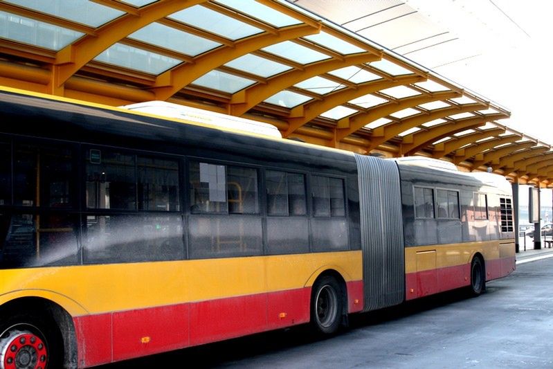 17-latek zareagował na agresję 32-latka w autobusie, dostał w twarz