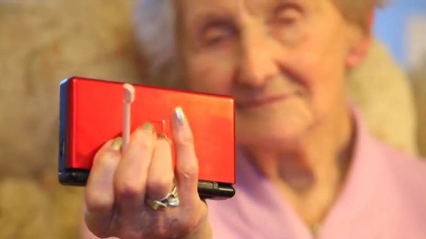 Najstarsza użytkowniczka Nintendo DS? Chciałbym mieć taką babcię! [wideo] 1