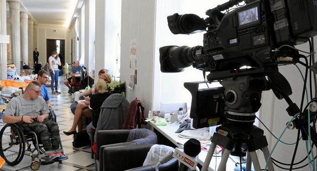 Kamera TVP usunięta z miejsca protestu niepełnosprawnych w Sejmie. Szef „Wiadomości”: nie nagrywała non stop