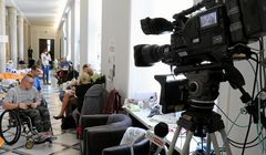 Kamera TVP usunięta z miejsca protestu niepełnosprawnych w Sejmie. Szef „Wiadomości”: nie nagrywała non stop