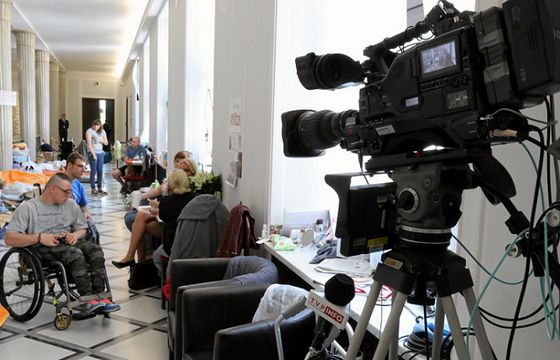 Kamera TVP usunięta z miejsca protestu niepełnosprawnych w Sejmie. Szef „Wiadomości”: nie nagrywała non stop