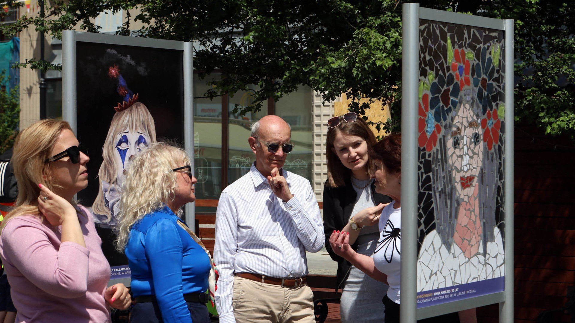 Wystawa &#34;Mój portret&#34; zaprezentowana na Rynku Głównym w Grudziądzu