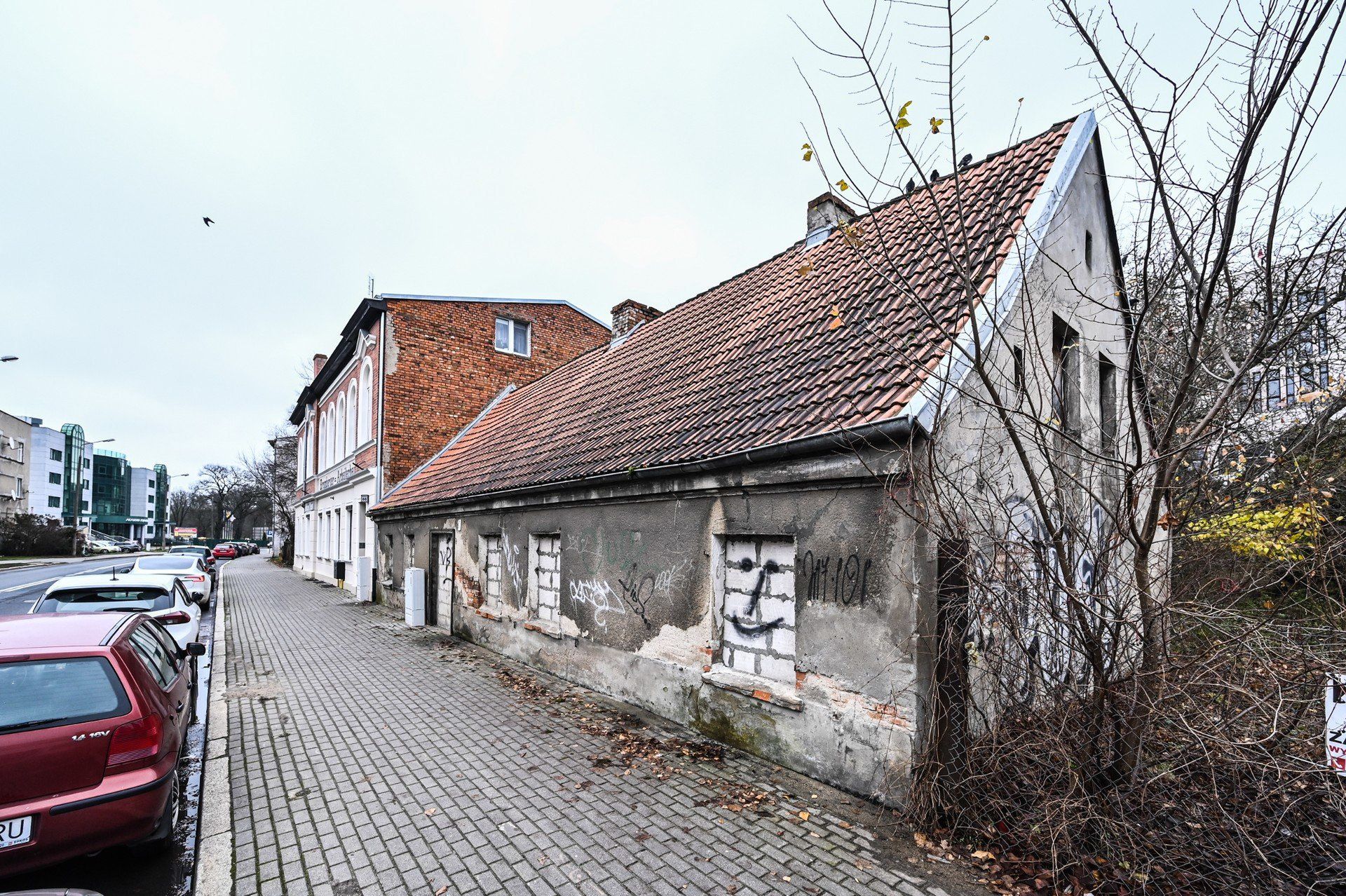 Niewielki zaniedbany budynek przy ulicy Toruńskiej, który sąsiaduje z odnowioną kamienicą, znajduje się pod zarządem bydgoskiego sądu