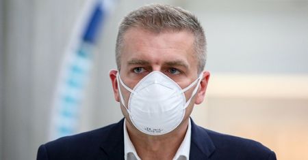 Obowiązek szczepień i obostrzenia w Polsce. Arłukowicz mówi o sytuacji na zakupach