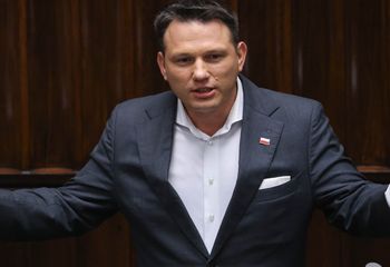 Kontynuuje temat policjantek. "Dzisiaj na grilla wrzucamy kobiety"