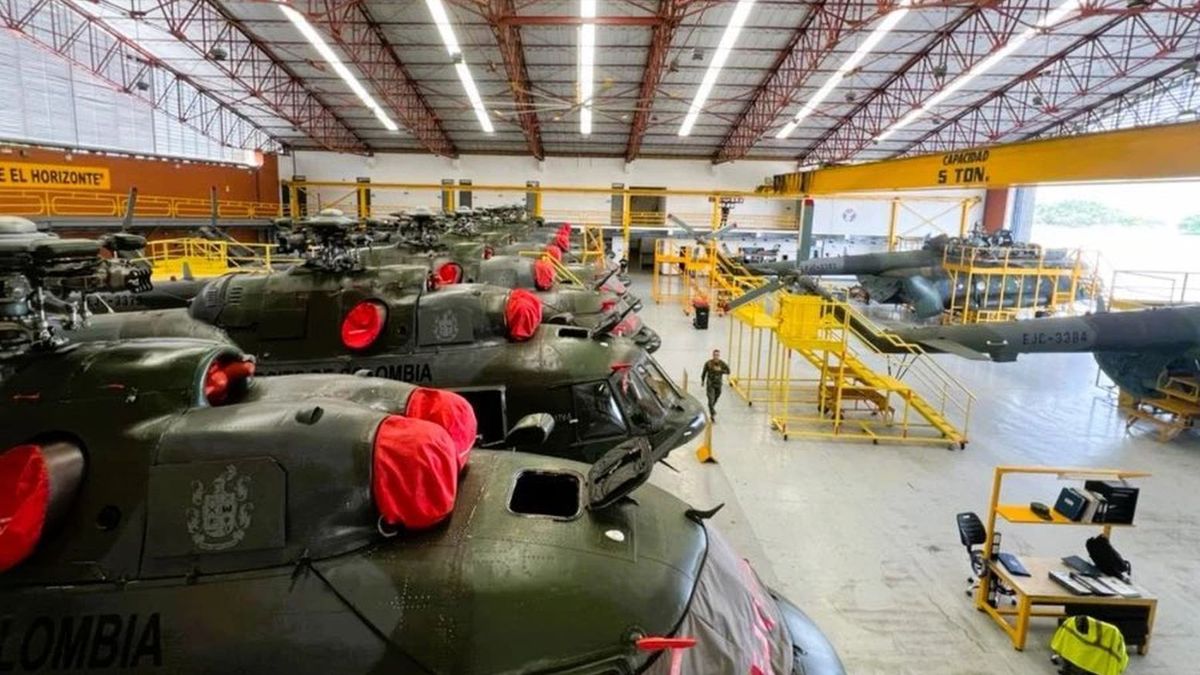 Kolumbijskie śmigłowce w magazynie
