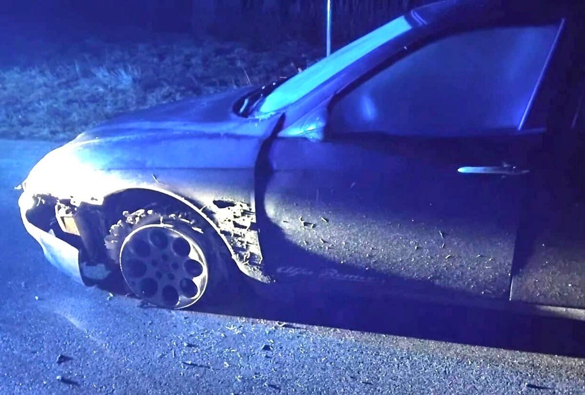 Samochód bez opon jechał po drodze
